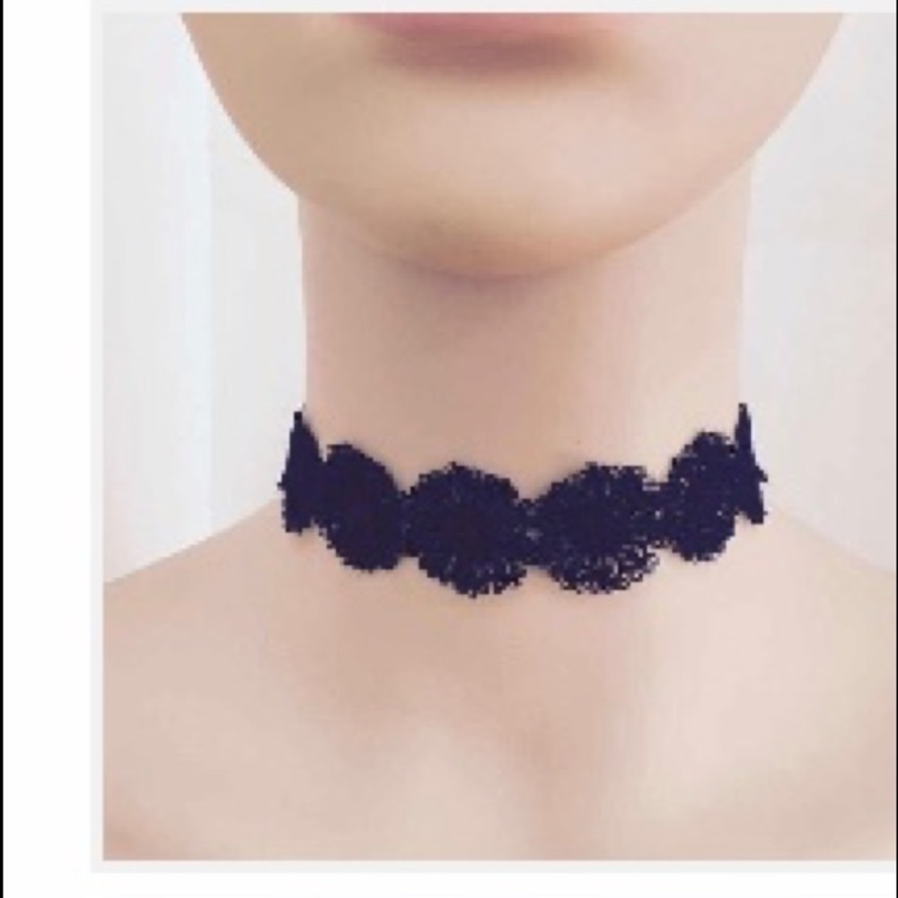 Black lace choker